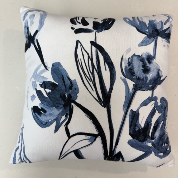 Throw Pillow Sky Blue and Navy Floral Motif - Picture 3 of 5